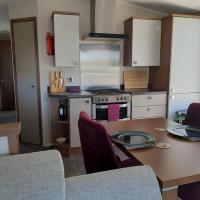 Lakeside, Coghurst Hall Holiday Park, Hastings, hotel in Westfield