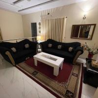 1 Bed House - Sleeps 2 - Pets - Parking - Wifi, hotel near Allama Iqbal International Airport - LHE, Lahore