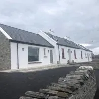 Conway's Cottage with Sea View Nestling by Cliffs-of-Moher، فندق في ليسكانور