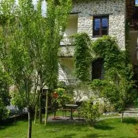 La libellula rossa, hotel u gradu 'Erli'