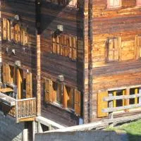Alpia 26 - Zwei Zimmerwohnung in traditionellem Walliser Haus, отель в городе Газенрид