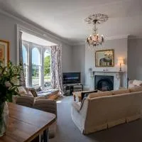 Grand 2 bed Georgian apartment at Florence House with king bed, in the heart of Herne Bay & 300m from beach, hotel v destinaci Herne Bay