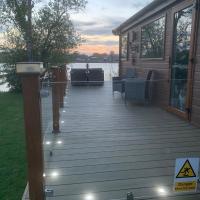 Lakeside lodge with Hot Tub, hotel in Tattershall