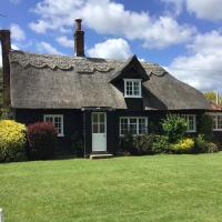 Thatched Cottage in a rural setting with Hot Tub, hotel in Manningtree