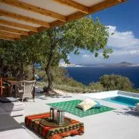 My Old Stone House in a 2 000 sqm private garden with Fab Glamping Tent、Mandrakionのホテル