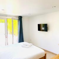 Amber Lodge Hickstead - C-Cedar, hotel in Burgess Hill