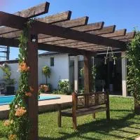 Apartamento inteiro com piscina em Balneário Pinhal, hotel v destinaci Pinhal