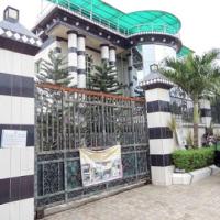 Room in Apartment - Royal View Hotel Presidential Suite, hotel perto de Aeroporto Internacional Murtala Muhammed - LOS, Lagos