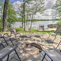 Stunning Crosslake Cabin with Deck and Lake Views!, hotel in Cross Lake