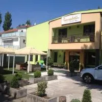 Garni Hotel Cosmopolitan, מלון בסנץ