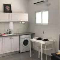 Isramax low-cost apartment near the sea., hotell i Bat Yam