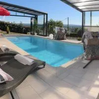 logement avec vue panoramique SPA sauna et la piscine chauffée de début avril à fin octobre, хотел в Estivareilles