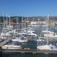 Marina flat with fab view, South Facing Balcony, Private Parking and Wifi, hotel in East Cowes