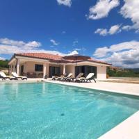 Luxury villa with a swimming pool Hum, Central Istria - Sredisnja Istra - 18867, hotel u gradu 'Hum'