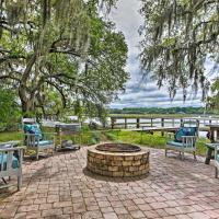 Luxe Riverfront Oasis with Dock 7 Mi to Beach!, hotel in Fernandina Beach