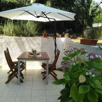 Garden flat in Prince islands, Heybeliada, hotel i Adalar