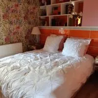 Chambre familiale avec piscine chauffée et jacuzzi – hotel w mieście Bernadets-Debat