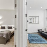 a bedroom with a bed and a couch at Cosy 1 Bed Apartment next to Liverpool Street Station FREE WIFI By City Stay London