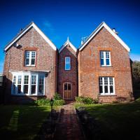 Stunning 6 bedroom Farmhouse in Hellingly, hotel in Hailsham