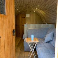 Cosy heated luxury Glamping pod with Hot tub!