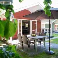 Beautiful lodge with a nice terrace, located in Brabant, hotel in Oirschot