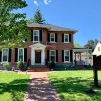 Grand Colonial Bed and Breakfast, hotel v destinaci Herkimer
