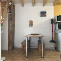 Studio privé avec cuisine sdb et terrasse privés, hotel in Saint-Sever