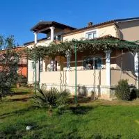 Comfortable apartment near Pula, hotelli kohteessa Marčana