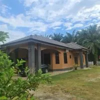 Enalys Homestay untuk orang islam sahaja, hotelli kohteessa Kampung Bota Kiri