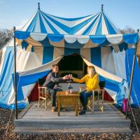 Knights Glamping at Leeds Castle, hotel in Leeds