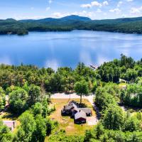 Schroon Lake Farmhouse with Historic Charm!, hotel di Schroon Lake