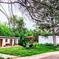 Salmon River Motel، فندق في Shannonville