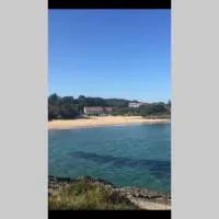 Tobes में, होटल Duplex a pie de playa con piscina y tenis