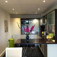 Luxurious Cambridge City Centre 2 Bed Apartment with Balcony, Lift, Free Parking, Fast WIFI & Sleeps 6