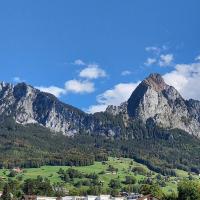 Zentrale, ruhige Ferienwohnung mit herrlicher Aussicht, hotel in Schwyz
