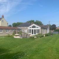 Stylish 5-Bed Coach House in Badgworth, hotel in Axbridge