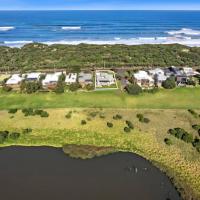SALTWATER HOUSE - Opposite the beach and views over the lake!, hotel in Ocean Grove