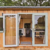 Hidden Wood Glamping and the Hideaway Cabin, hotel in Warminster