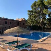 Masia de San Juan - castillo con piscina en plena Sierra Calderona، فندق في سيجوربي