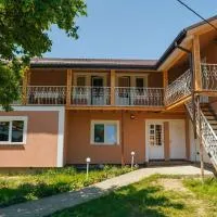 Під соснами, hotel a Krivorovnya