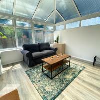 Comfortable Canterbury 2 bed house with garden, drive and conservatory, hotel in Canterbury