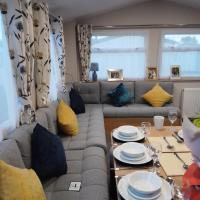 3 Bed ,Sleeps 8 Caravan California Cliffs Holiday Park, hotel in Scratby