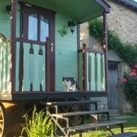 Maison d'hôtes La Roulotte des 4 Saisons, hotel Sazeray városában
