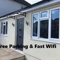 Beechfield House Modern studio self-contained unit with free WiFi and Parking and kitchen area 4m from city centre and castle, hotel in Cardiff