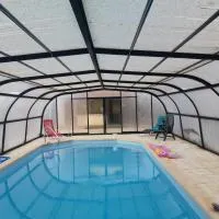 maison a la campagne avec piscine, hotel em Flayat