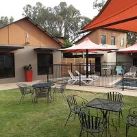 Adelphi Apartment 2- Poolside or Apartment 2A- King Studio, hotel in Echuca