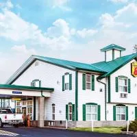 Super 8 by Wyndham 100 Mile House, viešbutis mieste One Hundred Mile House