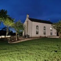 Mullarts Church Apartments - The Glencorp Apartment، فندق في Knocknacarry