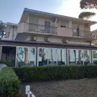 Spacious double room a stone throw from the sea، فندق في بينيتو