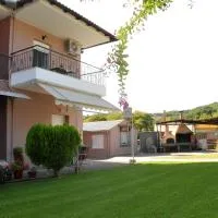 The Other Side of Meteora with lush garden, BBQ & pavillion, hotel u gradu Kalabaka